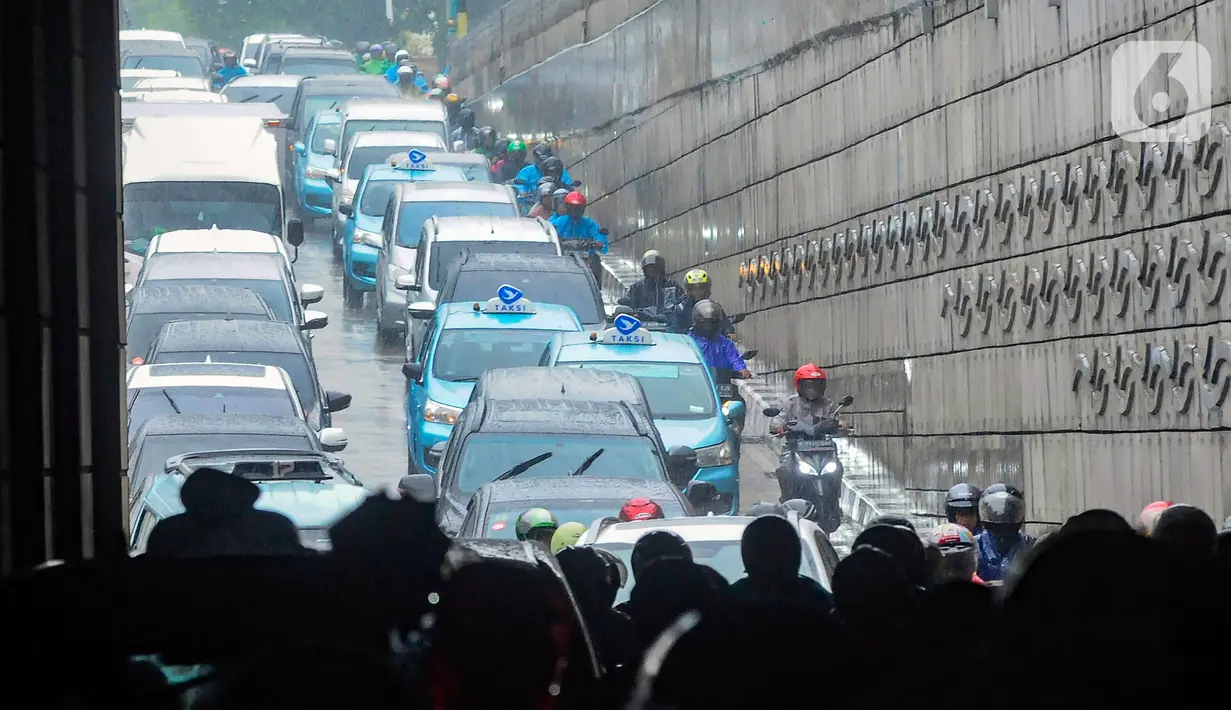 BMKG mengimbau warga mewaspadai potensi hujan yang dapat disertai kilat atau petir dan angin kencang berdurasi singkat di Jakarta Selatan, Jakarta Barat, dan Jakarta Timur pada sore serta malam hari. (merdeka.com/Arie Basuki)