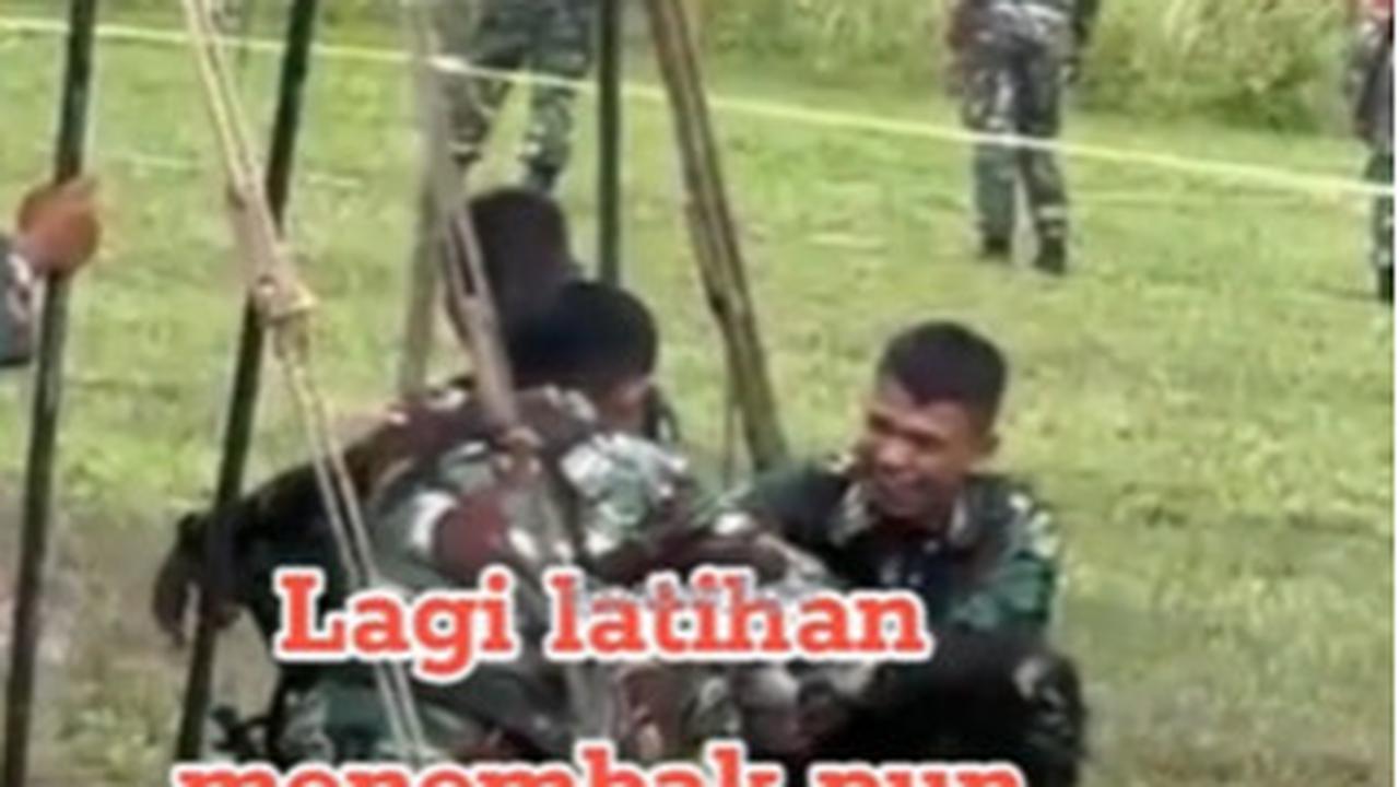 Hal tersebut selayaknya yang tengah dilakukan sejumlah prajurit dengan para komandan dalam video singkat akun TikTok @papae_figie ini. Sejumlah prajurit berseragam loreng nampak berada di area latihan menembak yang hijau nan berumput.