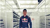 Pebalap penguji Toro Rosso, Sean Gelael, akan turun pada hari pembuka tes tengah musim pertama F1 2017 di Sirkuit Internasional Bahrain, Sakhir, Bahrain, Selasa (18/4/2017). (Tim Jagonya Ayam)