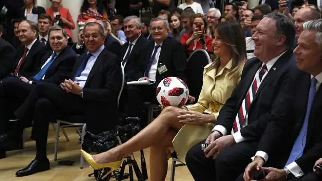 Bola Piala Dunia 2018 pemberian Vladimir Putin yang dilempar oleh Donald Trump kepada Melania memantul di paha atas sang Ibu Negara Amerika Serikat (AP PHOTO)