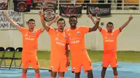 4 Pemain Persija Jakarta, Sandi Sute, Bambang Pamungkas, Osas Saha, dan Ramdani Lestaluhu, berpose di Stadion Aji Imbut, Tenggarong, Sabtu (21/7/2018). Persija menang 2-0 atas Mitra Kukar dalam laga tersebut. (Media Persija)