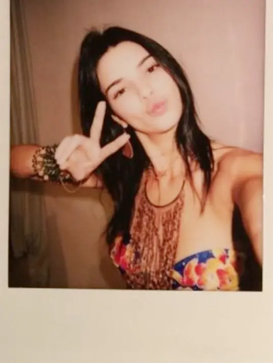 Saat fitting Victoria's Secret 2015, Kendall Jenner selfie dengan polaroidnya nih. (twitter/kendalljenner)