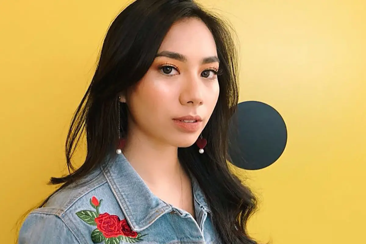 [Bintang] Cantik Bercahaya, Ikuti Dandanan Girly Abel Cantika Buat Malam Mingguan