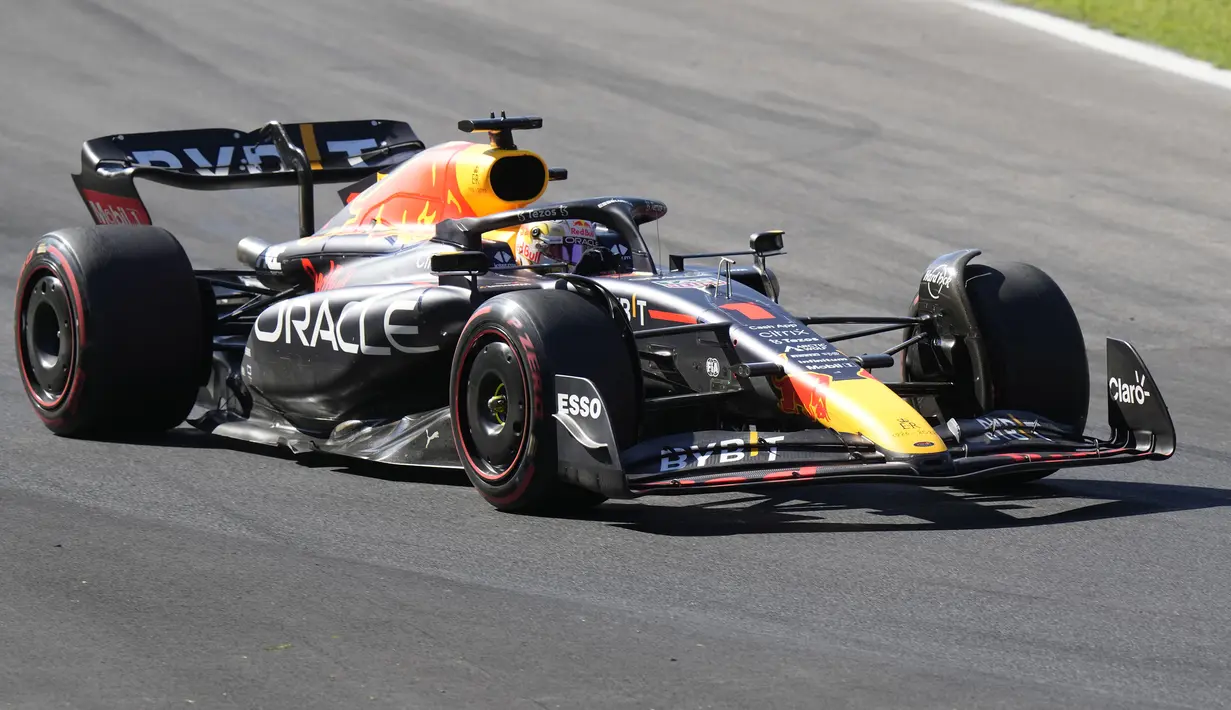 Max Verstappen mulai mendekati posisi Charles Leclerc sebagai pimpinan lomba saat balapan memasuki lap kelima. (AP/Luca Bruno)