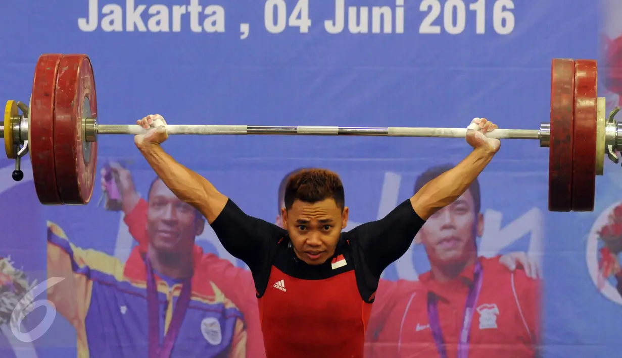 Lifter, Eko Yuli Irawan saat melakukan angkatan pada seleksi nasional untuk olimpiade Rio de Janeiro 2016 di PB PABBSI, Jakarta, Sabtu (4/6/2016). 13 lifter mengikuti seleksi nasional. (Liputan6.com/Helmi Fithriansyah)