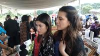 Marsha Aruan dan keluarga di TPU Tanah Kusir, Jakarta Selatan, Jumat (9/12/2022). (M. Altaf Jauhar)
