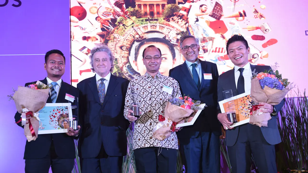 Ketiga pemuda yang mendapatkan penghargaan dari British Council. (Dokumentasi British Council)