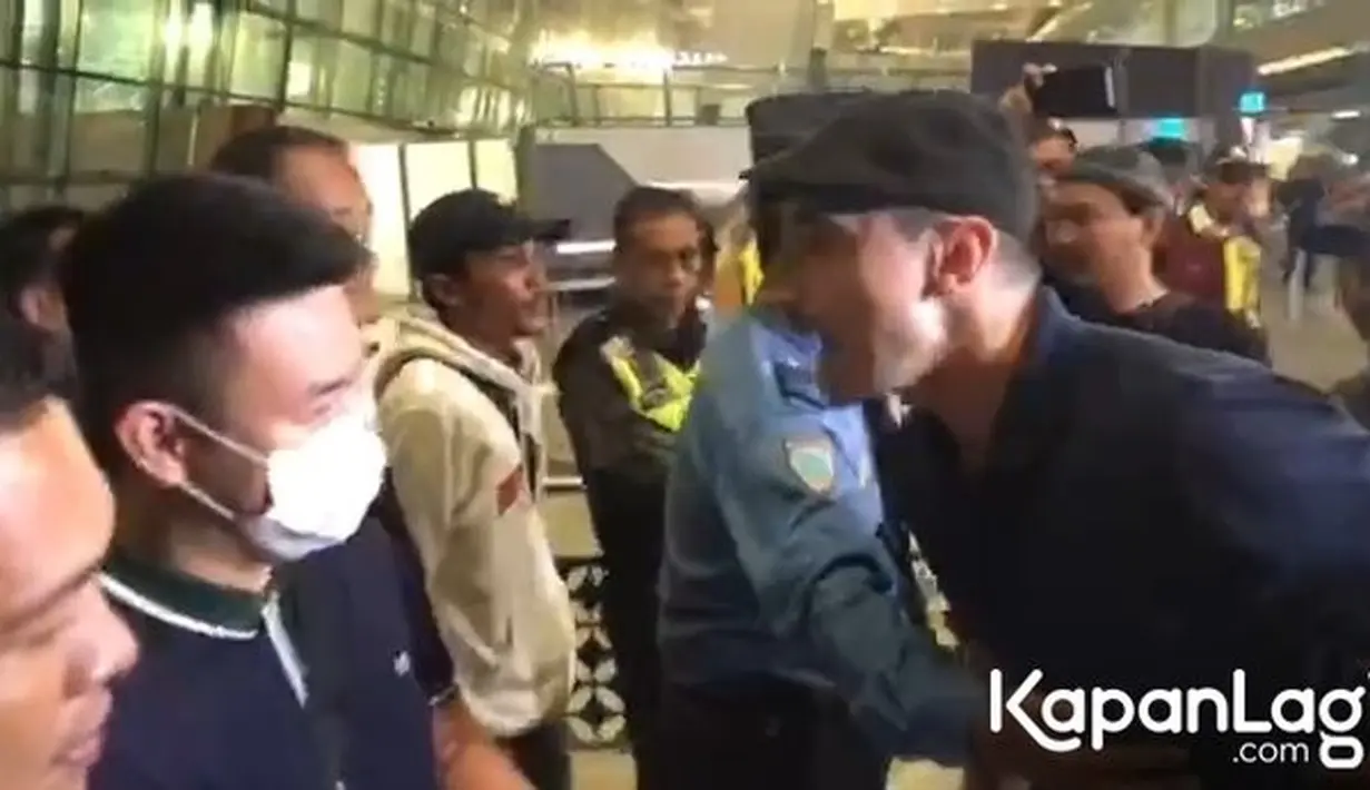 Berikut momen pertama Jessica dan Vincent Verhaag bertemu dengan Steven di Bandara Internasional Soekarno Hatta, Tangerang pada Selasa (21/11/2023) malam.  [Foto: Muhammad Akrom Sukarya/KapanLagi.com]