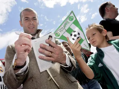  Zinedine Zidane memberikan tanda tangan kepada seorang anak pada laga amal ELA foundation di Saillon, Swiss, Sabtu(02/06/2007). Zidane  ikut kampanye metabolic diseases; penyakit medis yang berkaitan dengan produksi energi. (EPA/Olivier Maire)