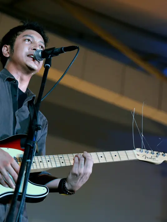 Salah satu penampilan yang paling ditunggu yaitu Barris muncul di panggung konser Bintang 3 Generasi yang berlangsung di Summarecon Mall Serpong. (Adrian Putra/Bintang.com)