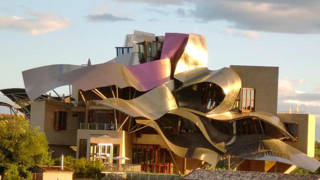 gedung dengan bentuk tak biasa