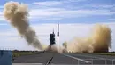Roket Long March-2F Y12 yang membawa pesawat ruang angkasa Shenzhou-12 lepas landas dari Pusat Peluncuran Satelit Jiuquan, China, Kamis (17/6/2021). Melansir SCMP, Shenzhou-12 meluncur pada pukul 09.22 waktu Beijing. (AP Photo/Ng Han Guan)
