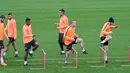 Gelandang AS Roma, Radja Nainggolan (kedua kanan) mengikuti sesi latihan di Trigoria di pinggiran kota Roma, Italia (9/4). Pada leg pertama AS Roma takluk 4-1 atas Barcelona di Camp Nou. (AFP Photo/Andreas Solaro)