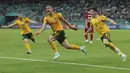 Bek Wales, Connor Roberts (tengah) melakukan selebrasi usai mencetak gol ke gawang Turki pada pertandingan grup A Euro 2020 di Stadion Olimpiade Baku di Baku, Rabu (16/6/2021). Wales menang atas Turki dengan skor 2-0. (Tolga Bozoglu/Pool Photo via AP)
