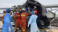 Dalam foto yang dirilis oleh Kantor Berita Xinhua China, personel darurat membantu seorang penumpang dari gerbong kereta yang rusak setelah tergelincir di Kabupaten Rongjiang di Provinsi Guizhou, China barat daya, Sabtu, 4 Juni 2022. (Xinhua via AP)
