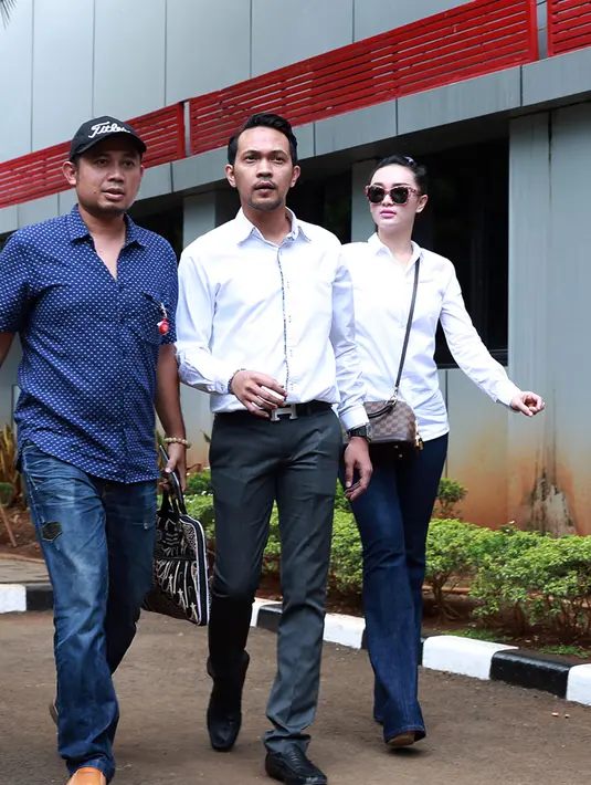 "Insha Allah saya akan menemani terus. Biar dia enggak terlalu memikirkan kasus ini banget. Kemarin dia sempat stress, Neng kan belum pernah berususan dengan hukum, makanya dia kepikiran terus," kata Arief. (Deki Prayoga/Bintang.com)