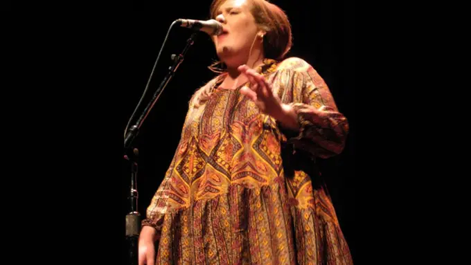 Intip 10 Style Artis Dunia Saat Mengenakan Batik