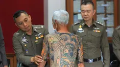 Petugas menunjukkan tato Mantan bos Yakuza asal Jepang, Shigeharu Shirai di sebuah kantor polisi saat konferensi pers di Lopburi, Thailand, Kamis, (11/1). Pria 72 tahun ini ditangkap setelah 14 tahun menjadi buronan. (AP Photo)