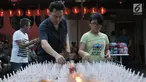Pengurus menyiapkan hidangan berbuka puasa atau takjil di Vihara Dharma Bhakti, Glodok, Jakarta, Rabu (30/5). Acara ini diinisiasi oleh Yayasan Wihara Kim Tet Ie bekerja sama dengan Muslim Tionghoa dan Laskar Pembela Islam. (Merdeka.com/Iqbal S. Nugroho)