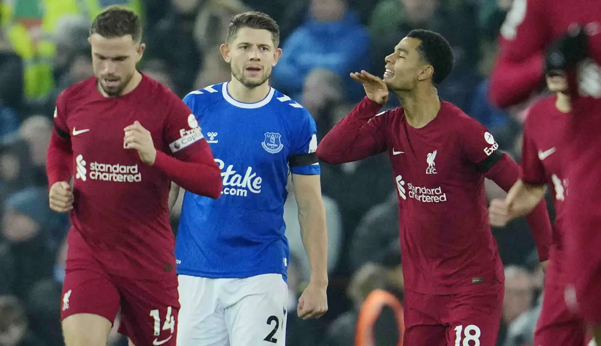 Pemain Liverpool, Cody Gakpo, melakukan selebrasi setelah mencetak gol ke gawang Everton pada laga Liga Inggris di Stadion Anfield, Selasa (14/2/2023). Cody Gakpo akhirnya mencetak gol perdananya setelah memaksimalkan umpan silang mendatar dari Trent Alexander-Arnold. (AP Photo/Jon Super)