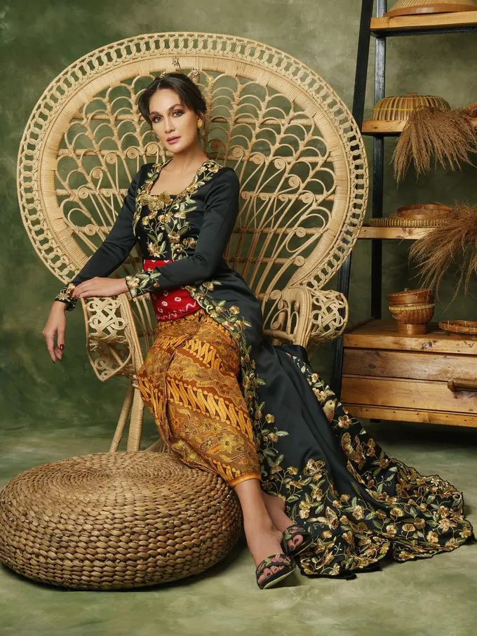 Ide kebaya pilihan Luna Maya