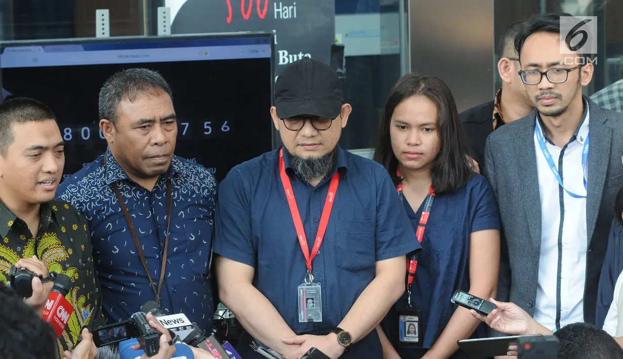 Penyidik senior KPK Novel Baswedan didampingi pegawai KPK memberi keterangan usai diperiksa TGPF dan Polisi di Gedung KPK, Jakarta, Kamis (20/6/2019). Novel diperiksa terkait kasus penyiraman air keras hingga mata kirinya buta diharapkan bisa menemukan titik terang. (merdeka.com/Dwi Narwoko)