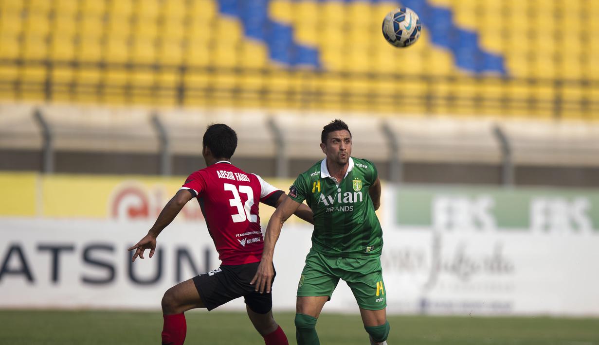 Pemain Persebaya United, Javier Pedro berebut bola dengan pemain Persiba, Absor Fauzi pada laga Piala Presiden di Stadion Si Jalak Harupat, Bandung, Kamis (10/9/2015). Persebaya United berhasil menang 4-1. (Bola.com/Vitalis Yogi Trisna)