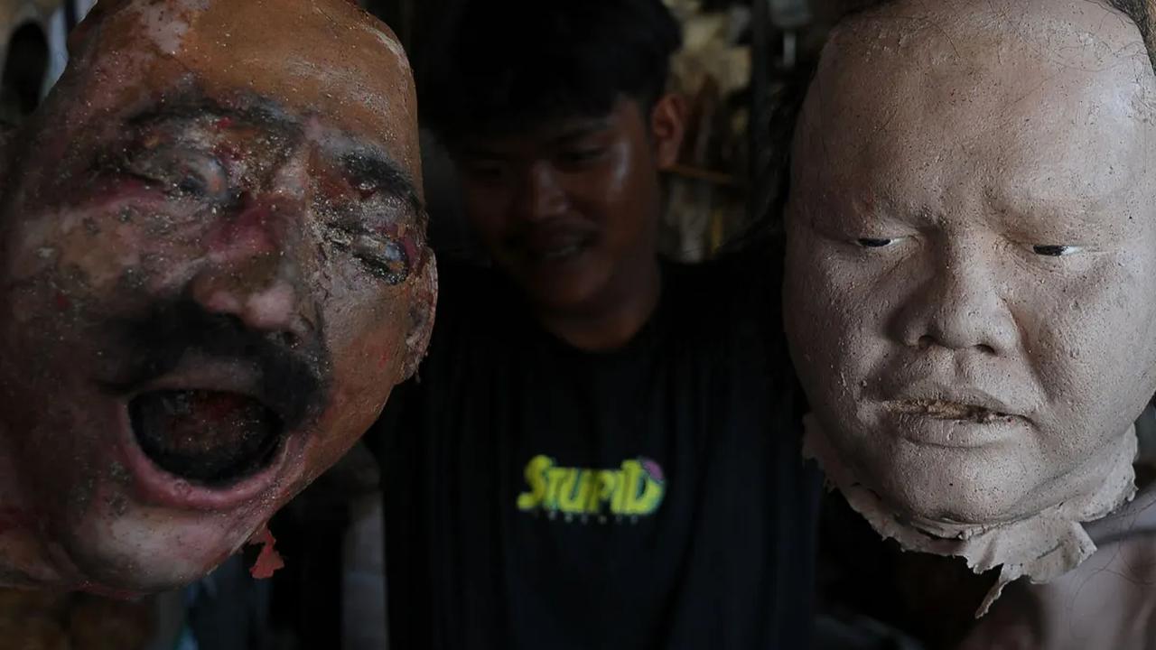 Perajin menunjukkan patung prostetik yang dibuat di workshop milik&nbsp;Sarwo Edi alias Kocom di Bekasi, Jawa Barat, Kamis (5/10/2023). Kocom menggeluti pembuatan patung prostetik ini sejak 2002.