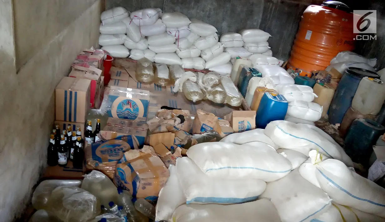 Barang bukti minuman keras Cap Tikus di Polres Gorontalo, Kamis, (24/1). Kasus penyelundupan 1,5 ton Cap Tikus ini terbongkar setelah polisi mendapat laporan warga. (Liputan6.com/Arfandi Ibrahim)
