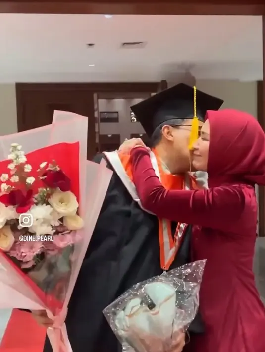Dina menceritakan momen saat ingin mengabadikan momen wisuda sang suami. Saat mencari-cari tempat duduknya, ia kaget karena Sahrul malah berdiri dan berjalan ke arahnya. [Instagram/dine.pearl]