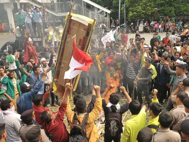 Mahasiswa membakar poster saat aksi di depan gedung KPK, Jakarta, Selasa (23/5). Mereka mendesak KPK mengusut tuntas kasus Mega Korupsi BLBI. (Liputan6.com/Helmi Afandi)