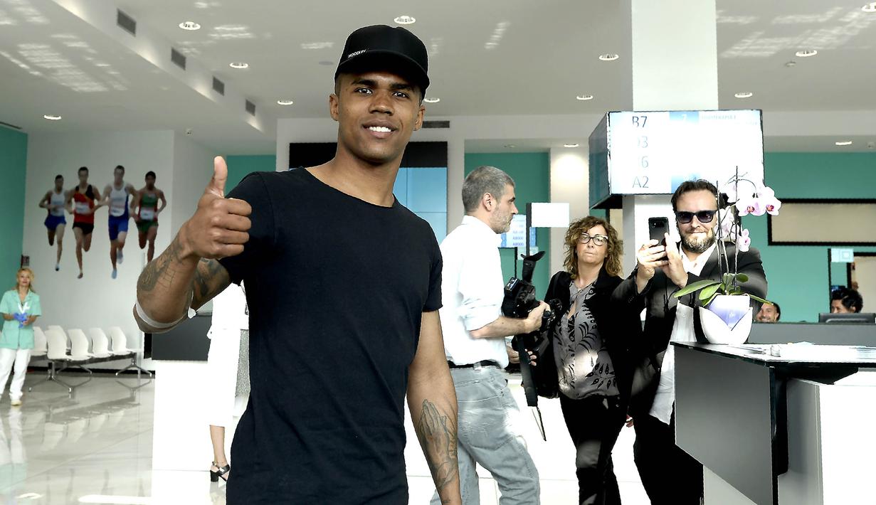 Gelandang Bayern Munchen, Douglas Costa, berpose sebelum menjalani tes medis bersama Juventus di Juventus Medical Center, Turin, Rabu (12/7/2017). (EPA/Alessandro Di Marco)
