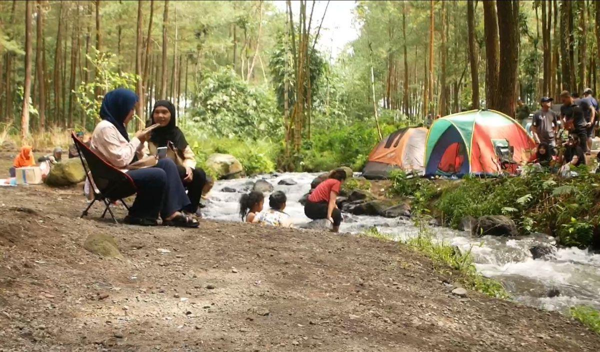 Era Fazira, seorang pengunjung mengaku betah menghabiskan waktu bersama keluarga di wisata Poncosumo ini.<br>