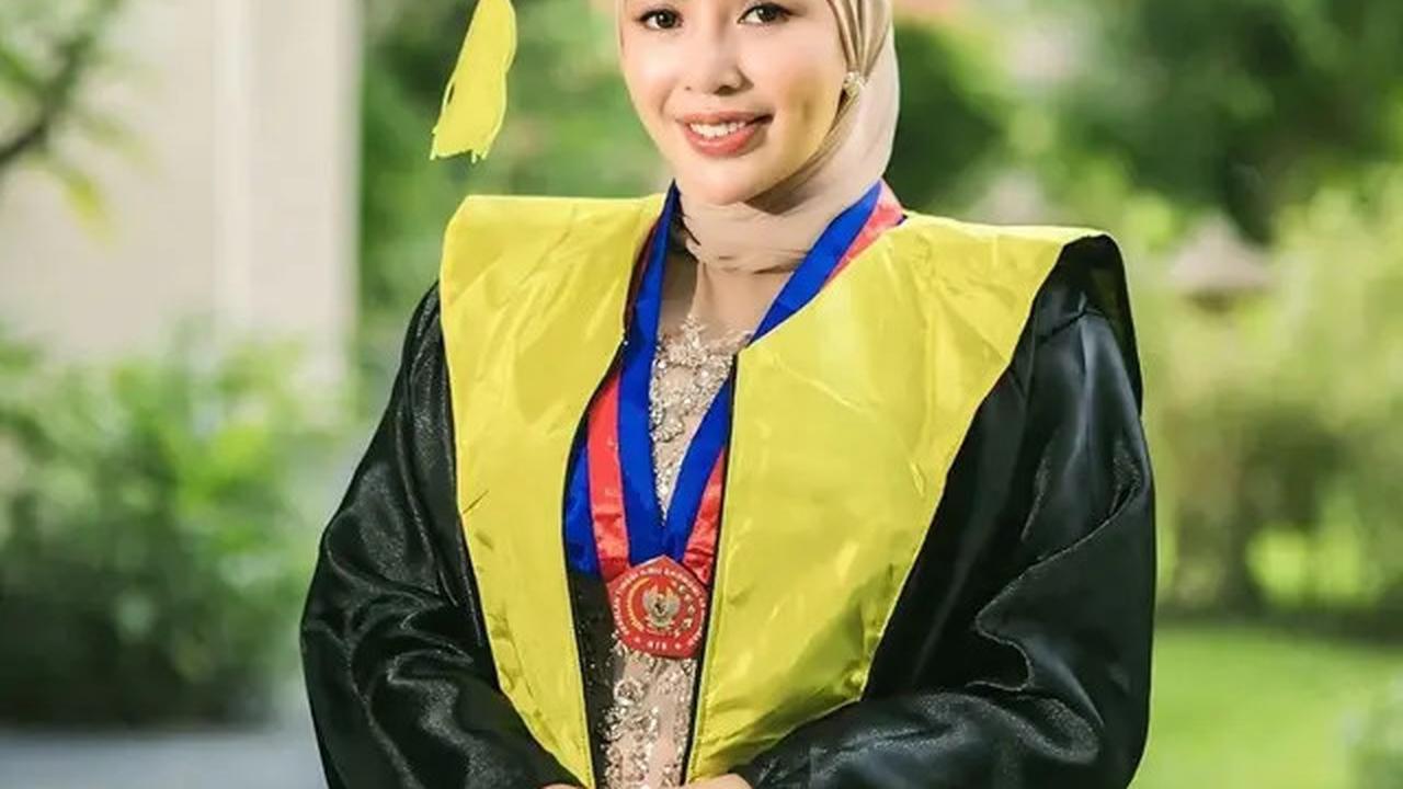 7 Potret Nurul Kamaria Lulus Kuliah di NTB, Angga Wijaya Ikut Bangga
