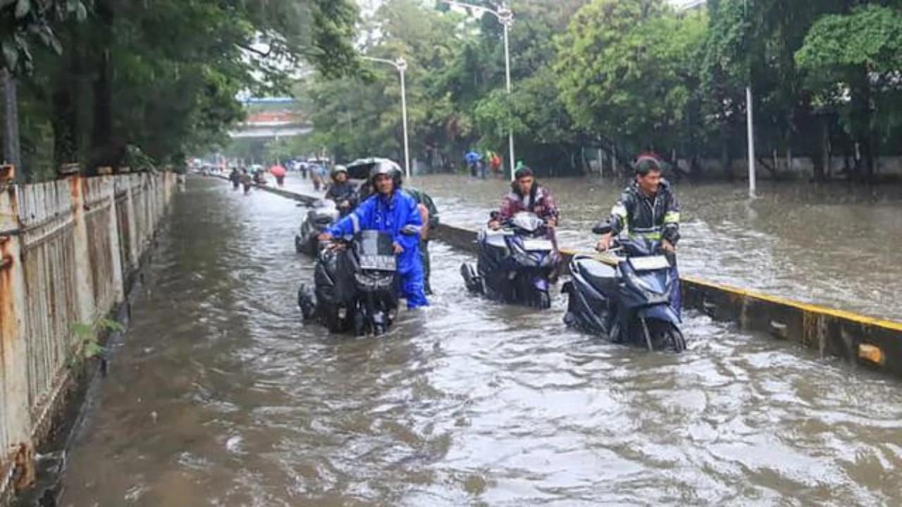 Ini Lokasi Banjir di Jakarta Sabtu Pagi: 90 RT dan 9 Jalan Masih Terendam