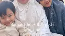 Sementara itu, Fuji An juga tak kalah menawan dengan mukena berwarna biru saat salat Idul Adha. [@fuji_an]
