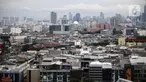 Pemukiman padat penduduk di kawasan Mangga Dua, Pademangan, Jakarta Utara, Jumat (25/2/2022). Mulai 1 Maret 2022, Kartu BPJS Kesehatan akan menjadi syarat dalam peralihan pendaftaran hak atas tanah atau hak milik rumah susun (rusun) alias jual beli tanah. (Liputan6.com/Johan Tallo)