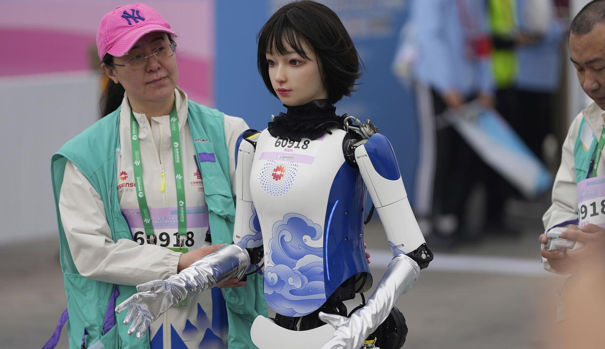 Sebuah robot humanoid mengikuti kompetisi ajang lari half marathon yang berlangsung di Beijing, China, Sabtu (19/04/2025). (AP Photo/Ng Han Guan)