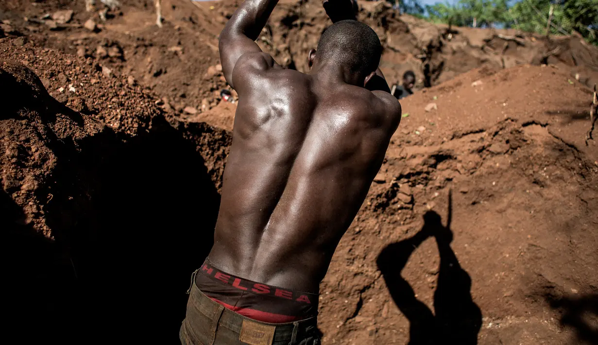 Seorang penambang liar sedang menggali untuk mencari emas dan batu ruby di tambang Gemfields di Montepuez, Mozambik (14/2). (AFP/John Wessels)