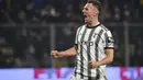 Penyerang Juventus, Arkadiusz Milik berselebrasi usai mencetak gol ke gawang Cremonese pada pertandingan lanjutan Liga Serie A Italia di Zini Stadium, Cremona, Italia, Kamis (4/1/2023). Juventus menang tipis atas Cremonese dengan skor 1-0. (Massimo Paolone/LaPresse via AP)