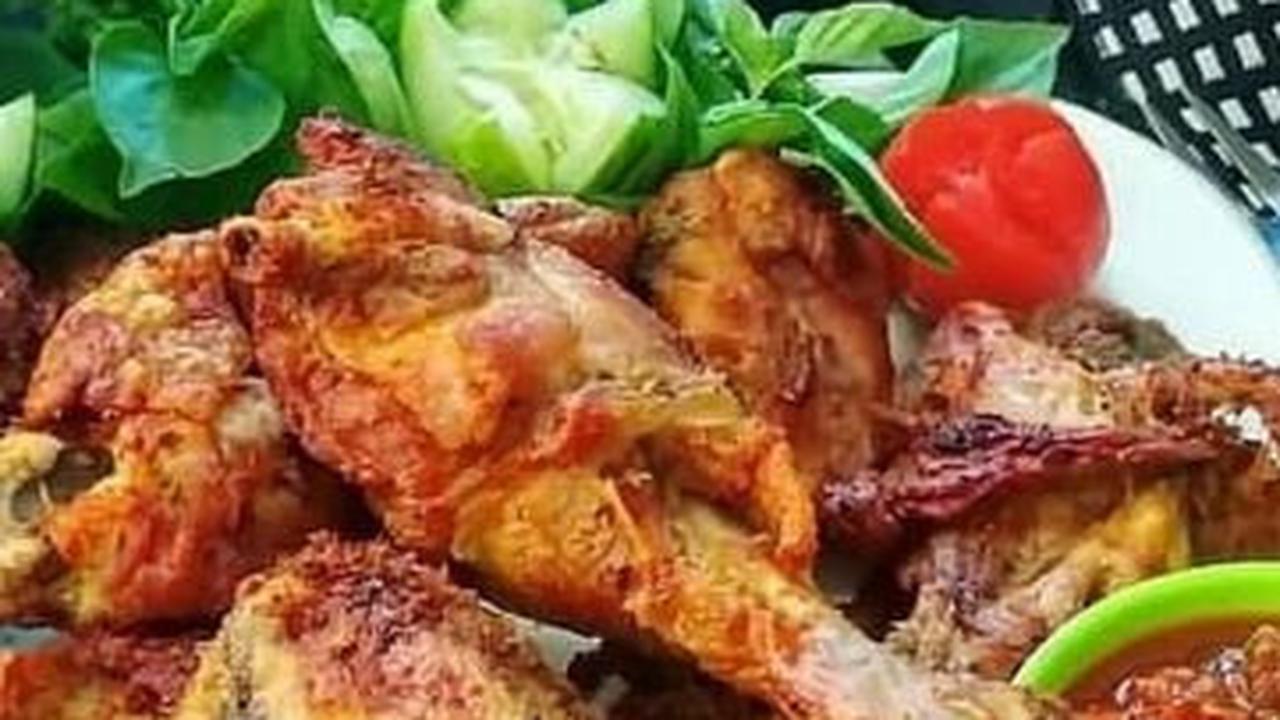 7. Resep Menu Lauk Buka Puasa: Ayam Goreng Ungkep Santan<br>