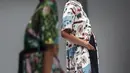 Model berpose di catwalk Jakarta Fashion Week 2020 di Jakarta, Kamis (22/10/2019). Pekan mode terbesar se-Asia tenggara ini merupakan Gelaran tahunan ke-12 dan menampilkan lebih dari 270 label dan desainer baik dari dalam negeri dan luar negeri. (Liputan6.com/Johan Tallo)