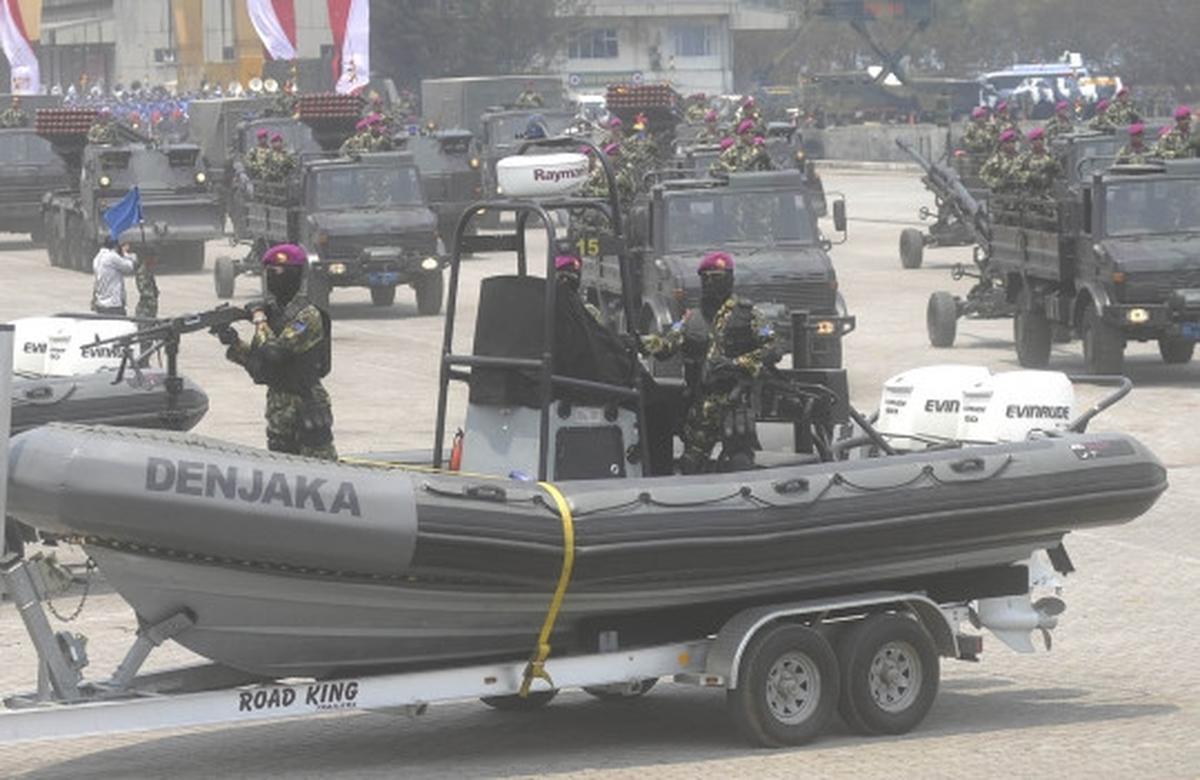 Menyaksikan ganasnya parade kendaraan tempur TNI