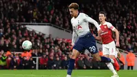 Proses terjadinya gol yang dicetak gelandang Tottenham, Dele Alli, ke gawang Arsenal pada laga perempat final Piala Liga di Stadion Emirates, London, Rabu (19/12). Arsenal kalah 0-2 dari Tottenham. (AFP/Ben Stansall)