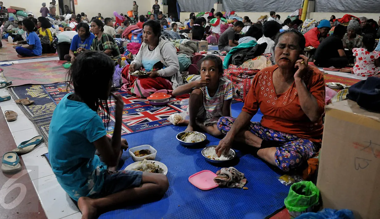 Sejumlah pengungsi terlihat berbuka puasa di pengungsian letusan Gunung Sinabung di Desa Batu Karang, Medan, Sabtu (4/7/2015). Pengungsi yang muslim tetap menjalankan puasa dengan menu sahur dan berbuka seadanya. (Liputan6.com/JohanTallo)