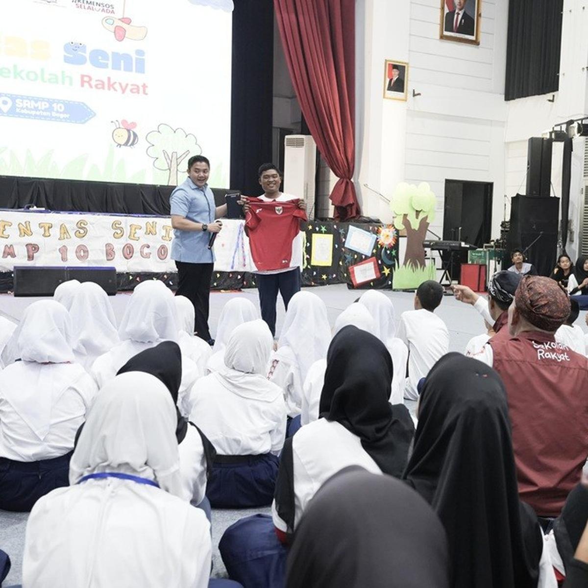 Seskab Teddy Ajak Siswa SR Lihat Paskibraka di Istana