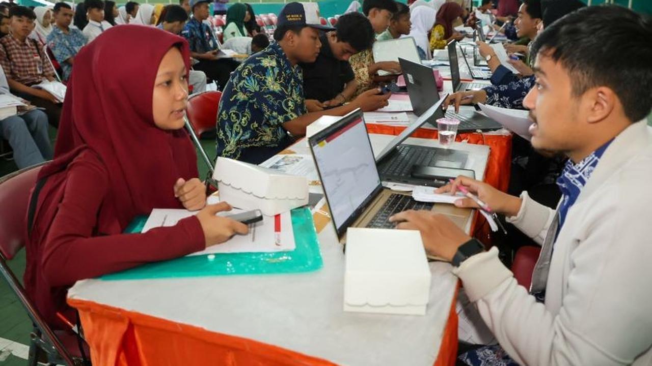 Pemkot Surabaya Terapkan Kebijakan Baru Beasiswa, Fokus Bantuan Sosial untuk Siswa Swasta