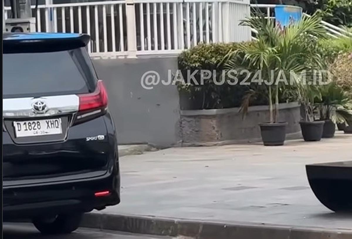 Alphard Cekcok degan Satpam Diduga Pakai Pelat Palsu