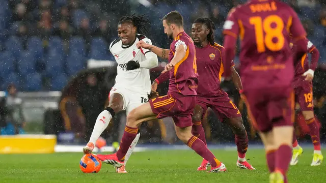 Pemain AC Milan Rafael Leao (kiri) berebut bola dengan pemain AS Roma Bryan Cristante