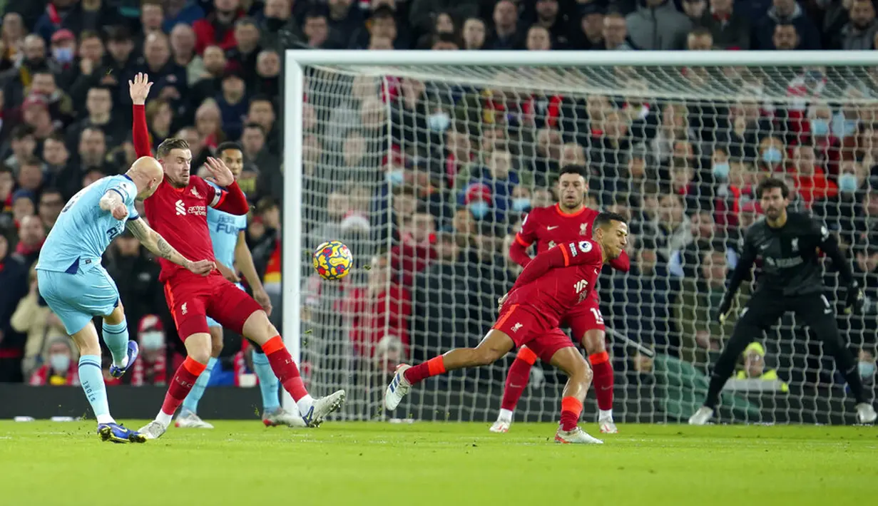 Pemain Newcastle United Jonjo Shelvey (kiri) mencetak gol ke gawang Liverpool pada pertandingan sepak bola Liga Inggris di Stadion Anfield, Liverpool, Inggris, 16 Desember 2021. Liverpool menang 3-1. (AP Photo/Jon Super)
